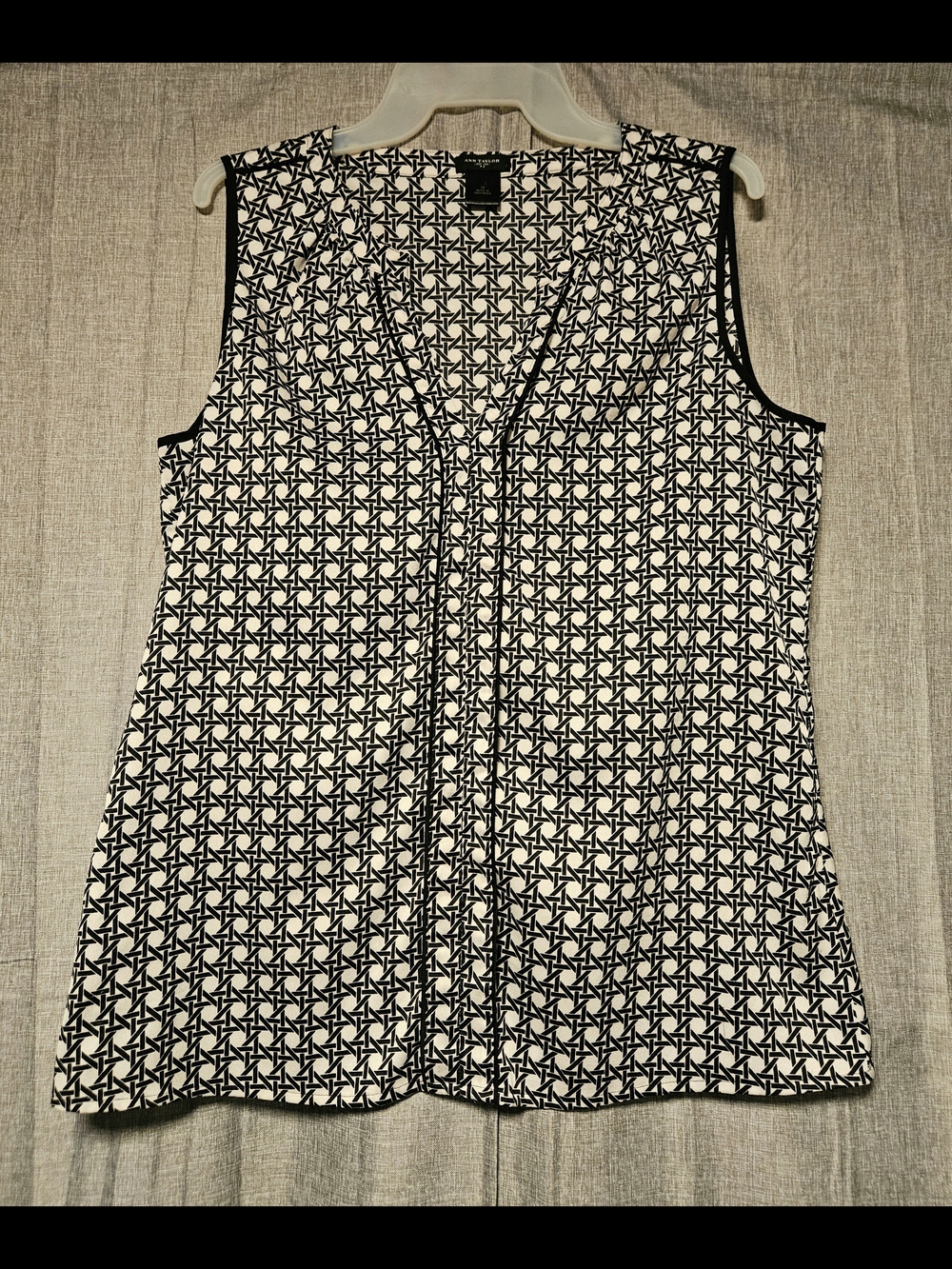 🤑Ann Taylor Black and White Geometric V-Neck Sleeveless Top